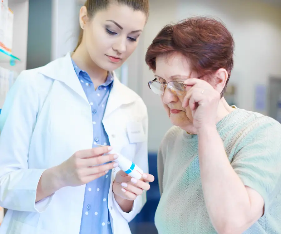 Farmacista aiuta signora a leggere etichetta farmaco